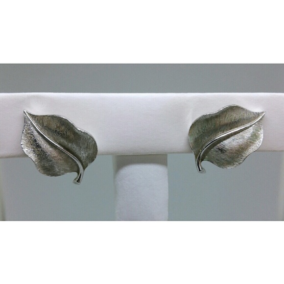 Vintage Trifari silvertone leaf clip on earrings - Picture 5 of 8